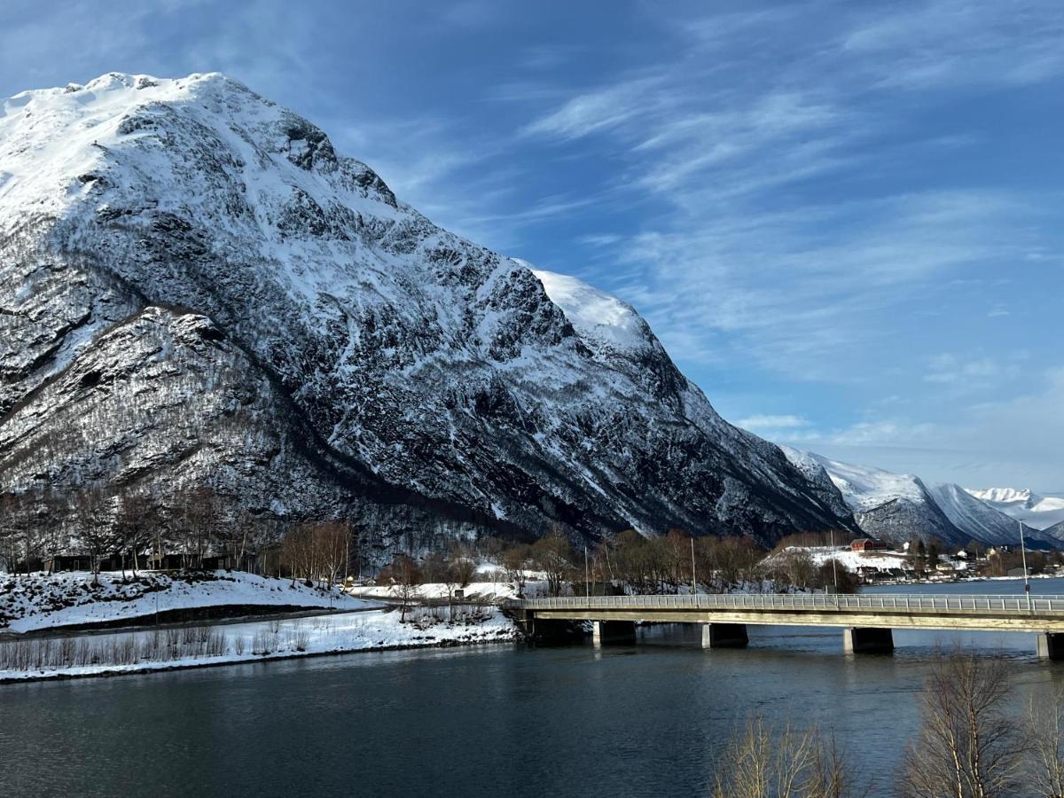 Frichs Ekspress Andalsnes Hotell Eksteriør bilde