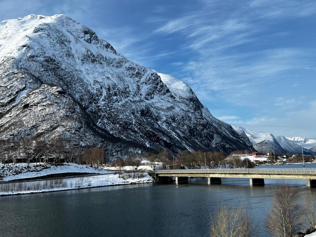 Frichs Ekspress Andalsnes Hotell Eksteriør bilde